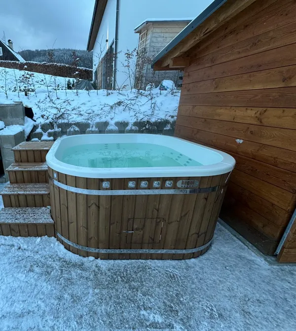 Hot tub for 6–8 guests