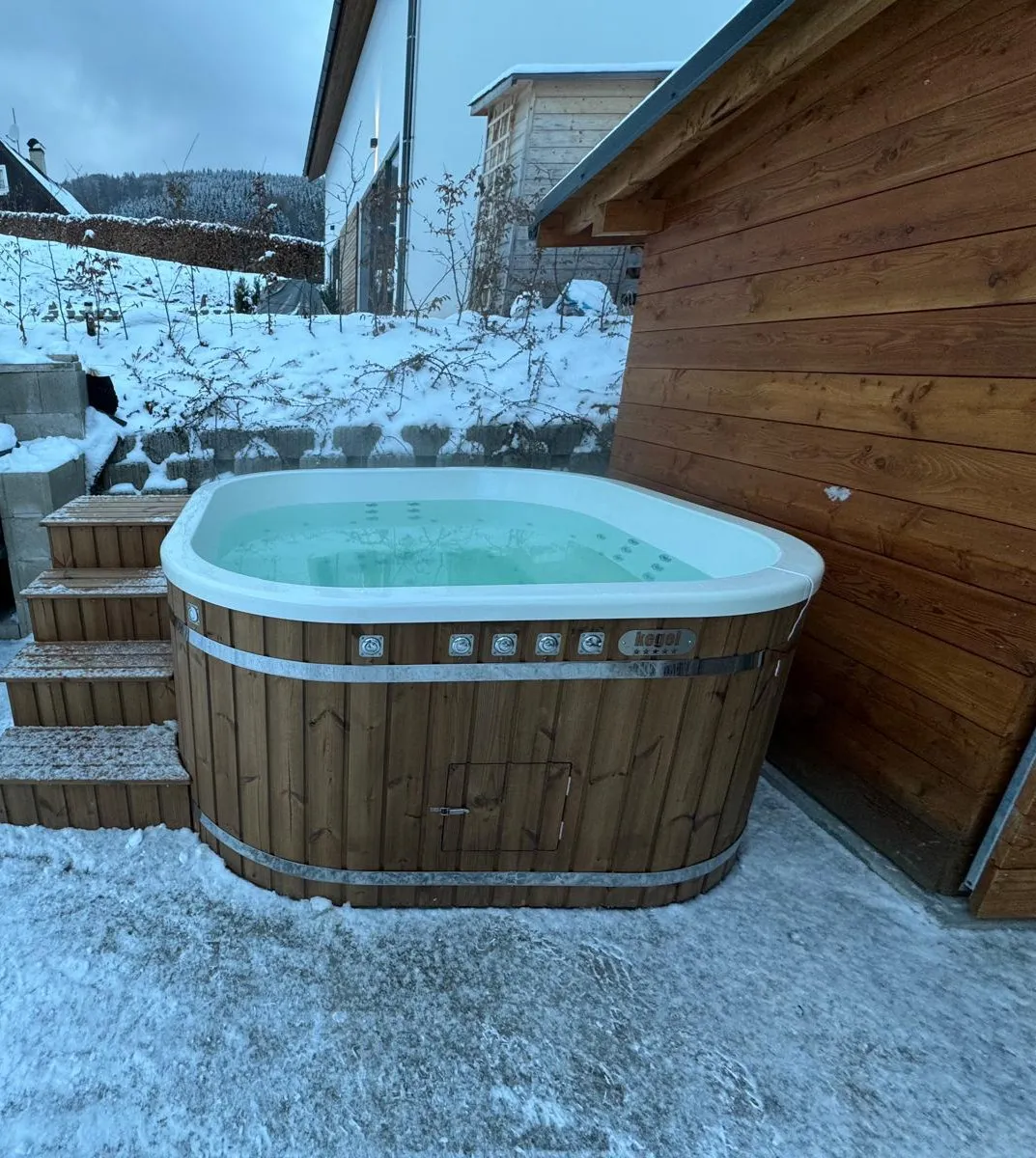 Hot tub for 6–8 guests